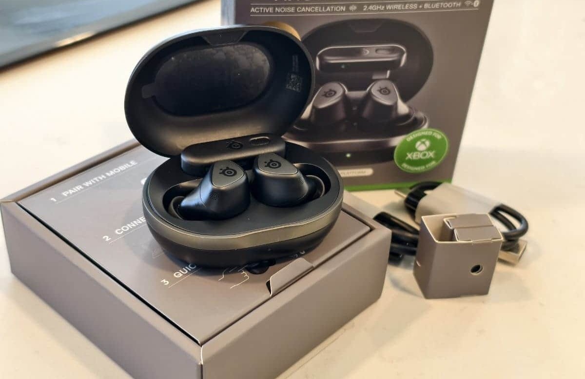 SteelSeries Arctis GameBuds — игровые TWS-наушники для ПК и консолей. SteelSeries Arctis GameBuds. Изображение: Techaeris. Фото.