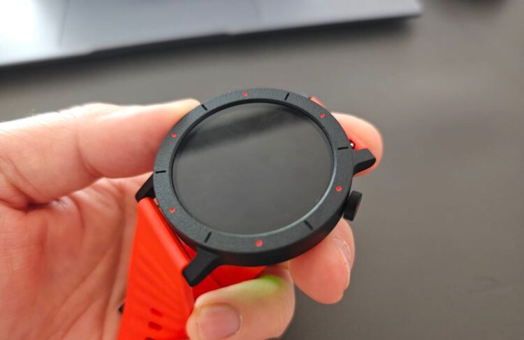 Как выглядят CMF Watch 3 Pro. У часов приятный наощупь безель. Фото.