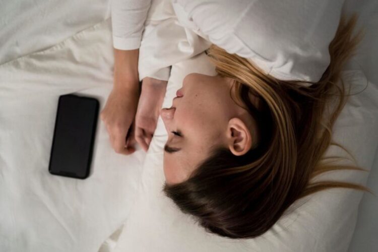 Можно ли класть телефон под подушку. Класть смартфон под подушку нельзя ни в коем случае. Фото: freepik.com. Можно ли класть телефон под подушку. Класть смартфон под подушку нельзя ни в коем случае. Фото: freepik.com. Фото.
