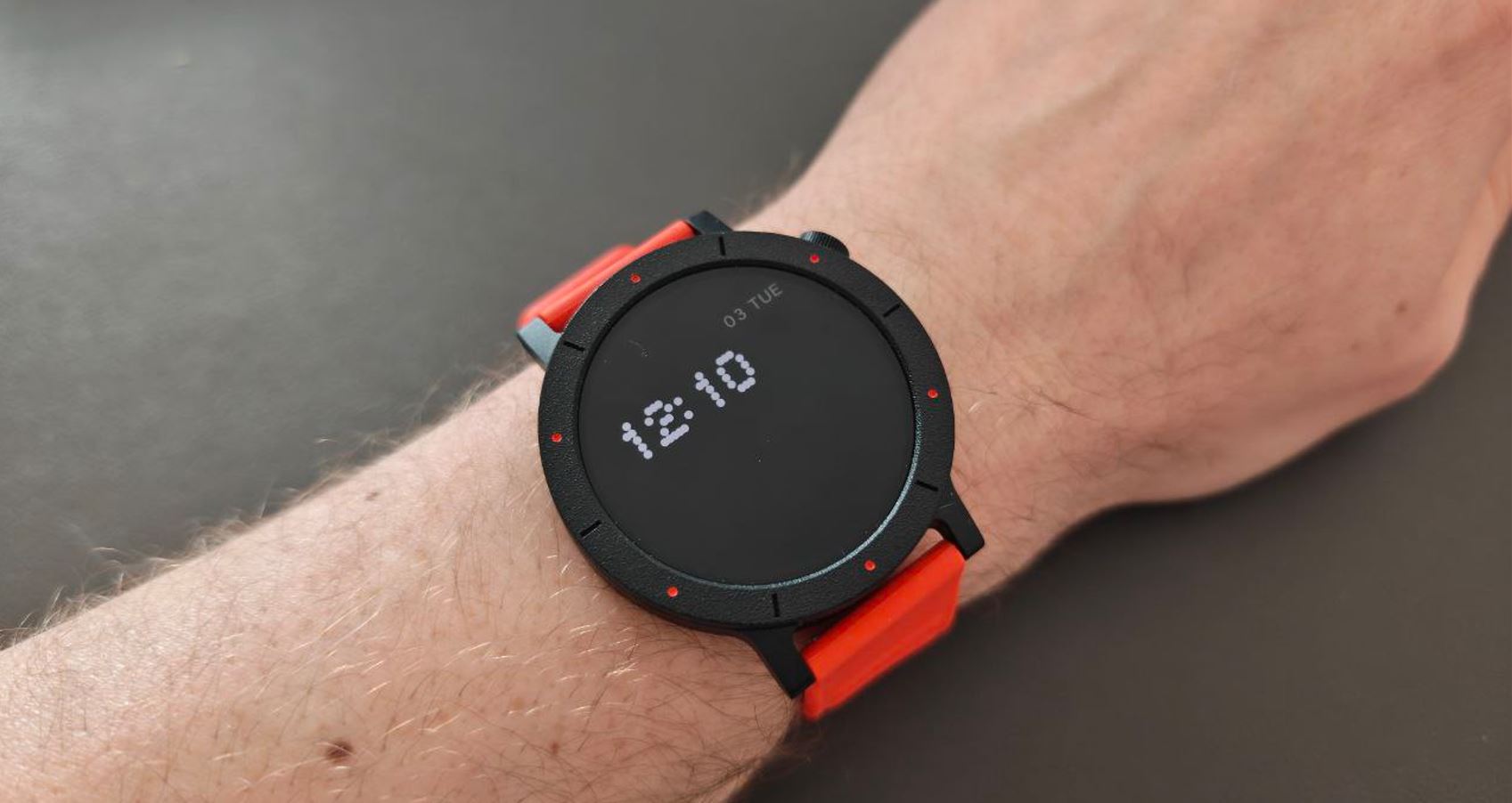 Как выглядят CMF Watch 3 Pro. Экран очень яркий, есть настраиваемый Always On. Фото.