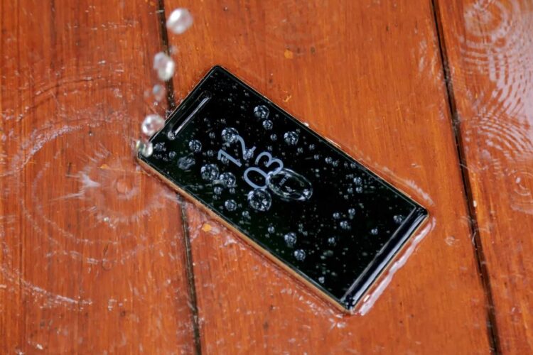 Что будет, если заряжать мокрый телефон. Мокрый телефон тоже нельзя заряжать ни в коем случае — для начала его стоит просушить. Фото: toomanyadapters.com. Что будет, если заряжать мокрый телефон. Мокрый телефон тоже нельзя заряжать ни в коем случае — для начала его стоит просушить. Фото: toomanyadapters.com. Фото.