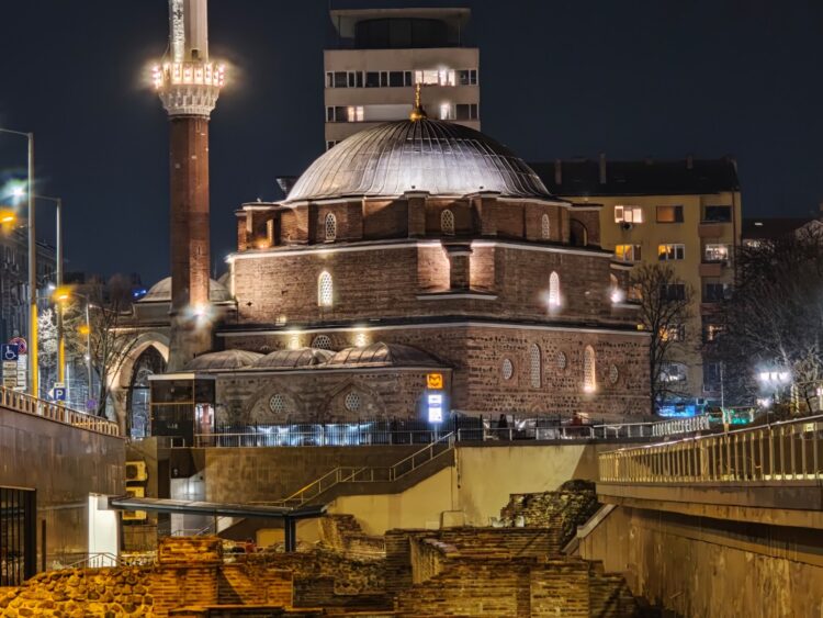 Камера Xiaomi 17 Ultra и Xiaomi 17. 5-кратный зум на Xiaomi 17. Изображение: gsmarena.com. Фото.