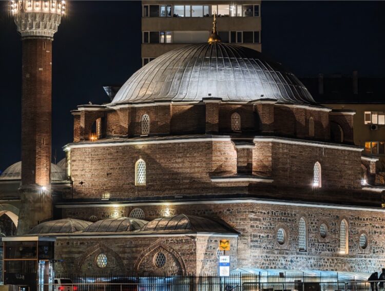 Камера Xiaomi 17 Ultra и Xiaomi 17. 8.6-кратный зум на Xiaomi 17 Ultra. Изображение: gsmarena.com. Фото.