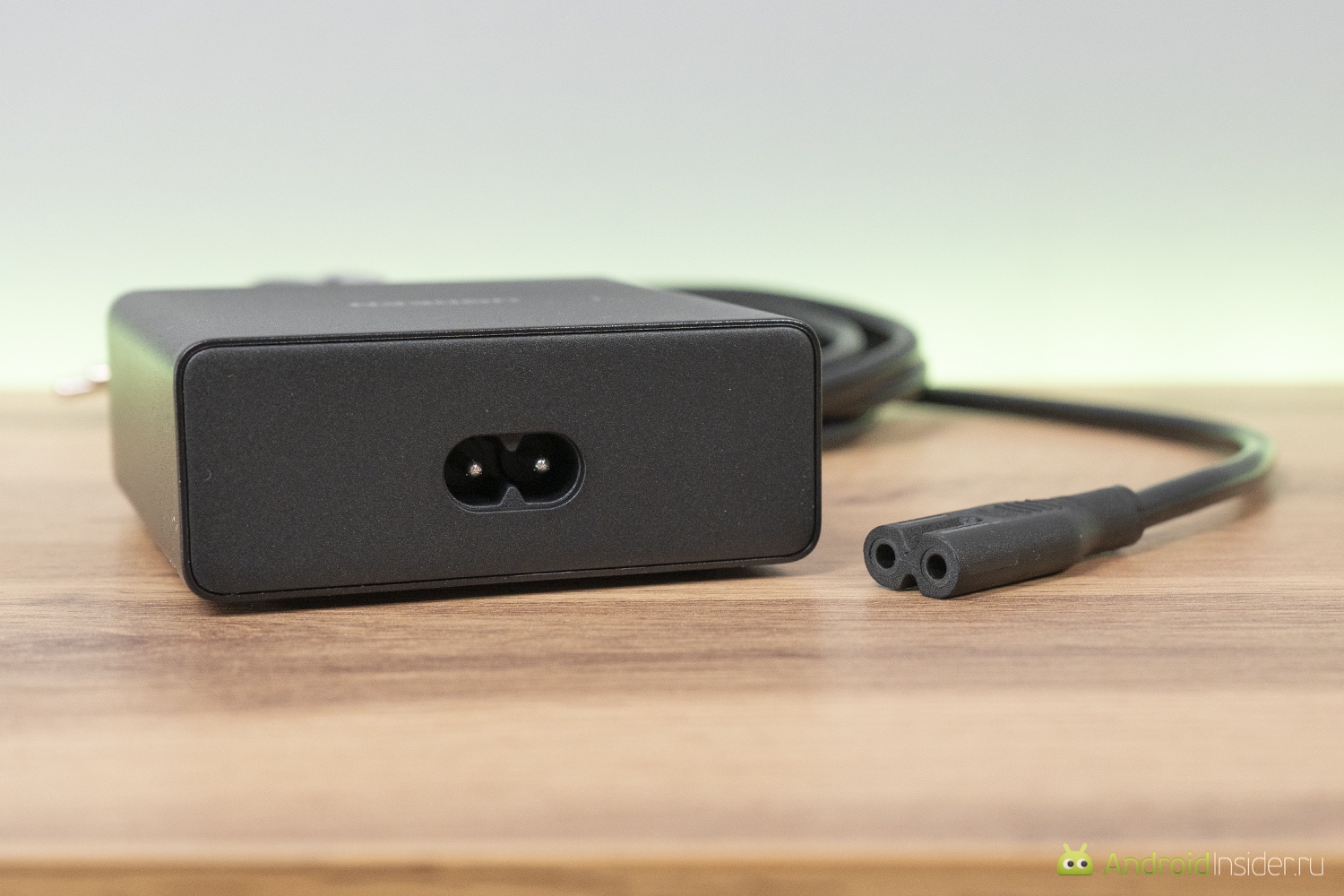 Кабель подключения к розетке у зарядного хаба стандартный. Фото.