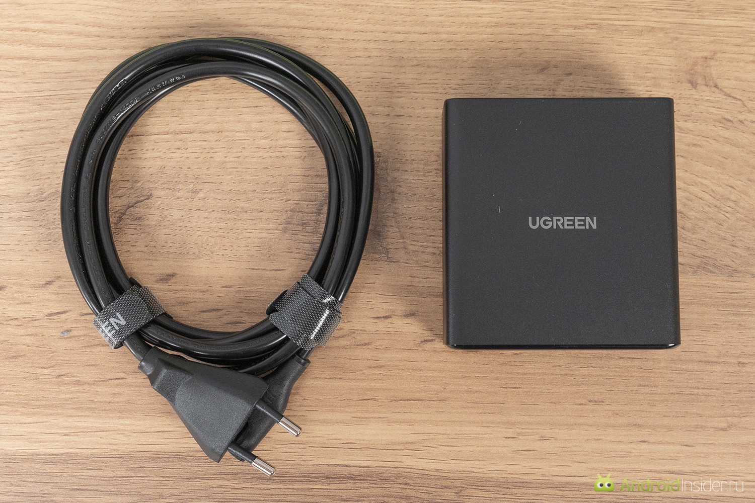 Комплект поставки зарядного хаба. Ничего лишнего. Только сам хаб и провод питания. Фото.