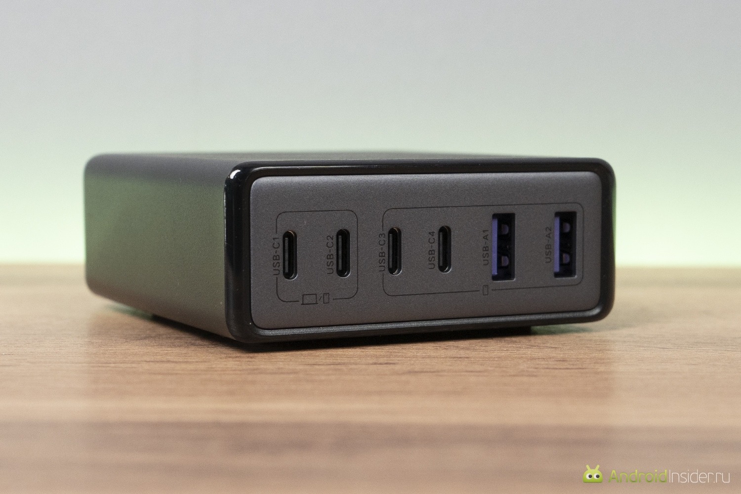 На передней части хаба 6 разъемов. Фото.