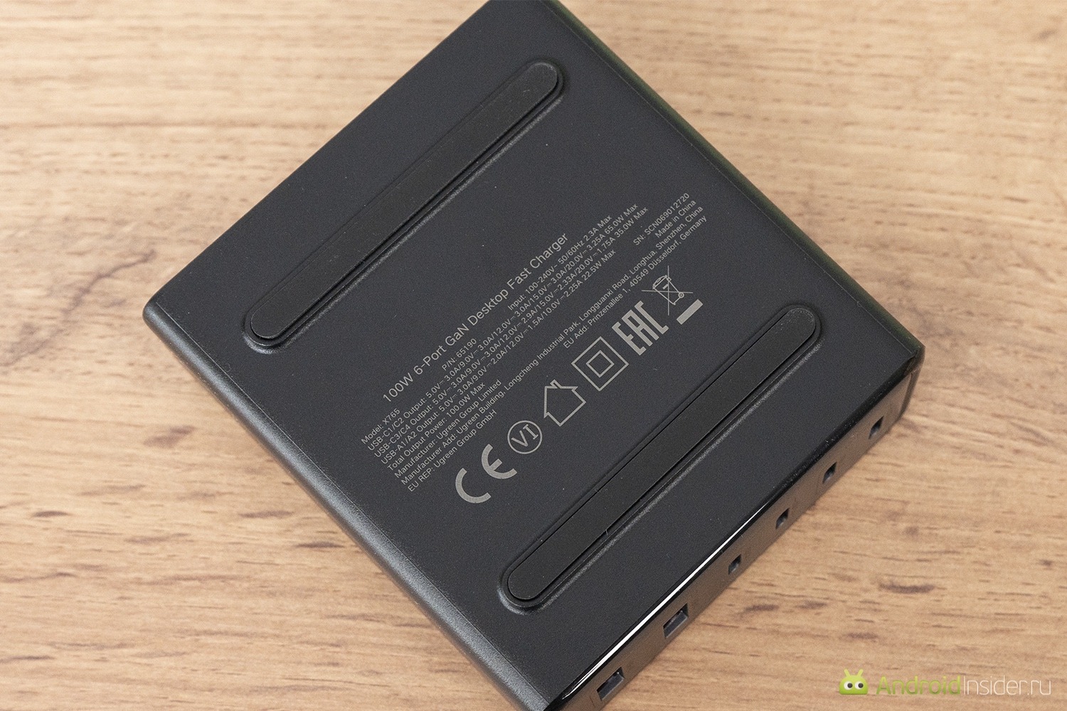 Снизу хаб имеет резиновые вставки для больше устойчивости и защиты стола. Фото.