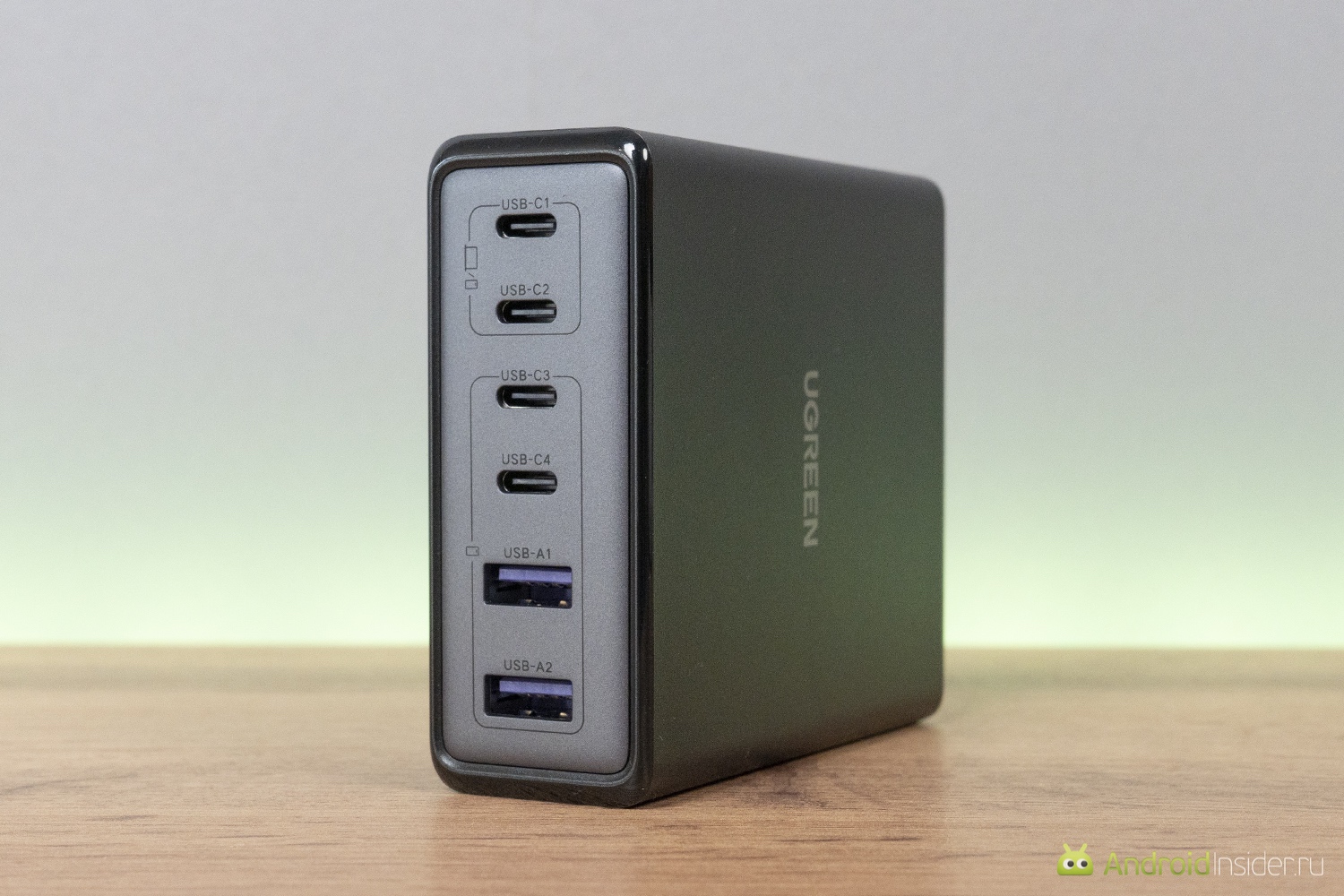 Зарядный хаб можно ставить вертикально, если так больше нравится. Фото.