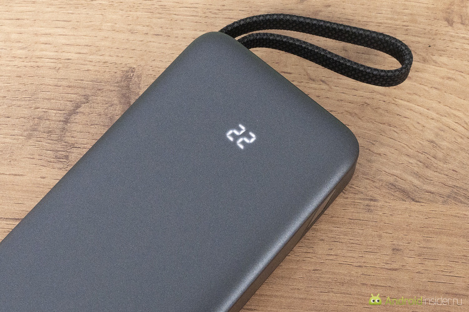 Заряд пауэрбанка отображается на передней панели в процентах после нажатия кнопки. Фото.