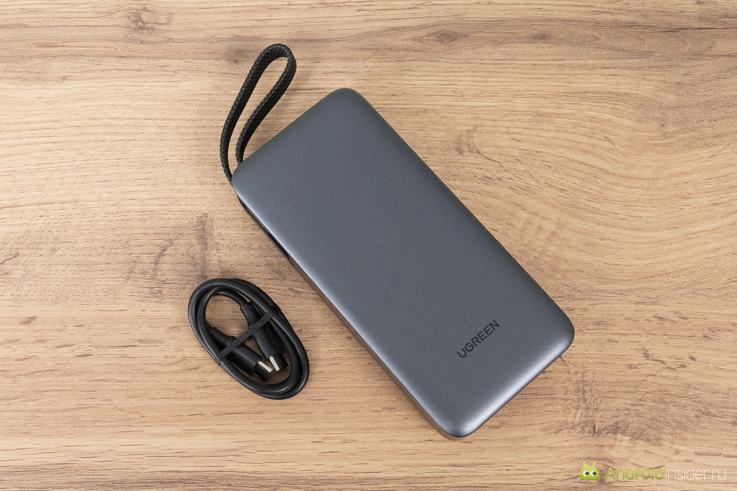 В комплекте только сам внешний аккумулятор и провод питания. Еще один провод встроен в корпус. Фото.