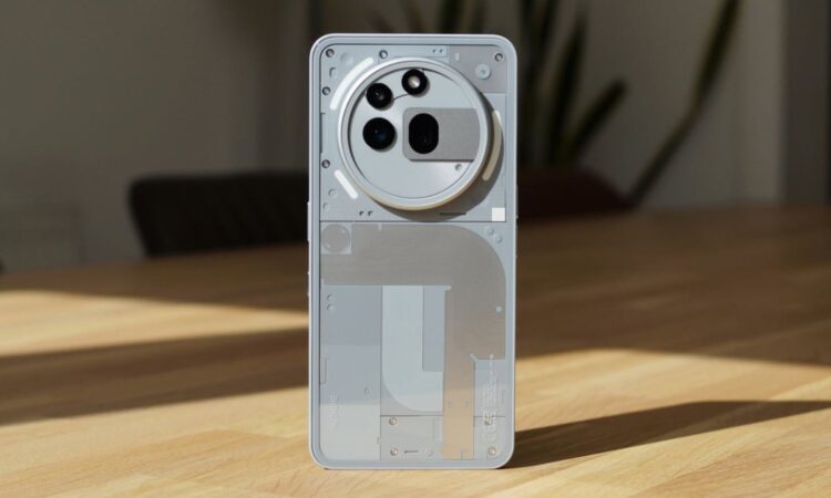 Весьма странная внешность даже по меркам смартфонов Nothing. Фото.