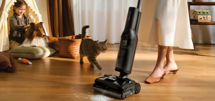 Универсальный пылесос подойдет для разных типов поверхностей. Фото.