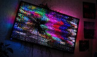 Рассказываем, куда ни в коем случае нельзя вешать телевизор в комнате