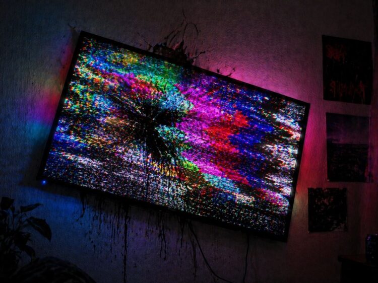 Рассказываем, куда ни в коем случае нельзя вешать телевизор в комнате. Фото.