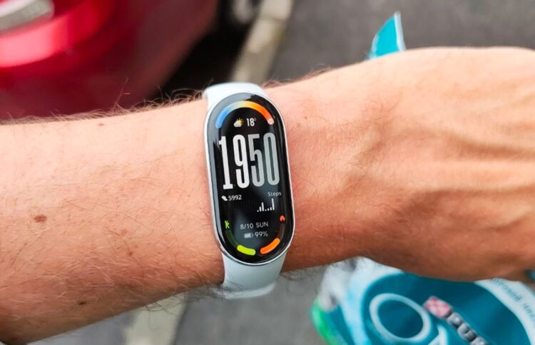 Яркий экран, высокая автономность, совместимость. Mi Band 10 точно можно брать. Фото.