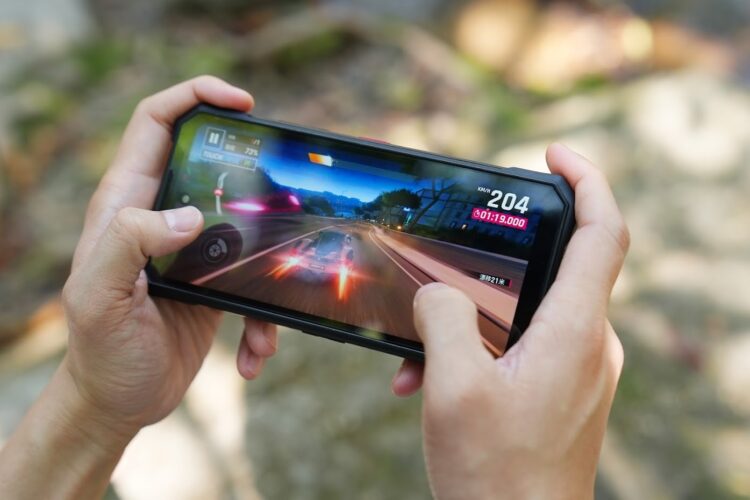 Смартфон можно даже назвать игровым. Фото.