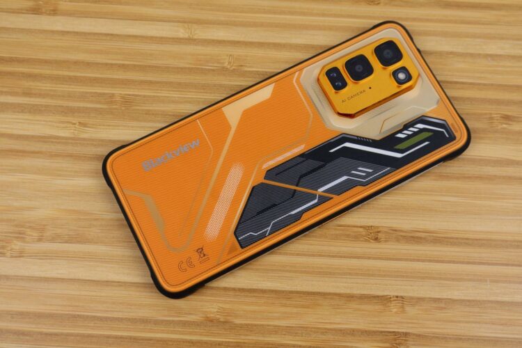 Производители защищенных телефонов тоже взялись за тонкие устройства. Фото.