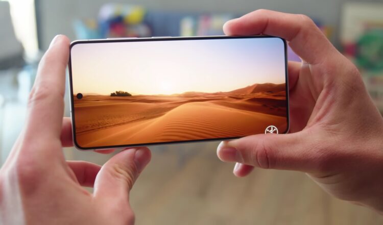 У смартфона компактный, но очень классный экран. Изображение: GSMArena Official. Фото.