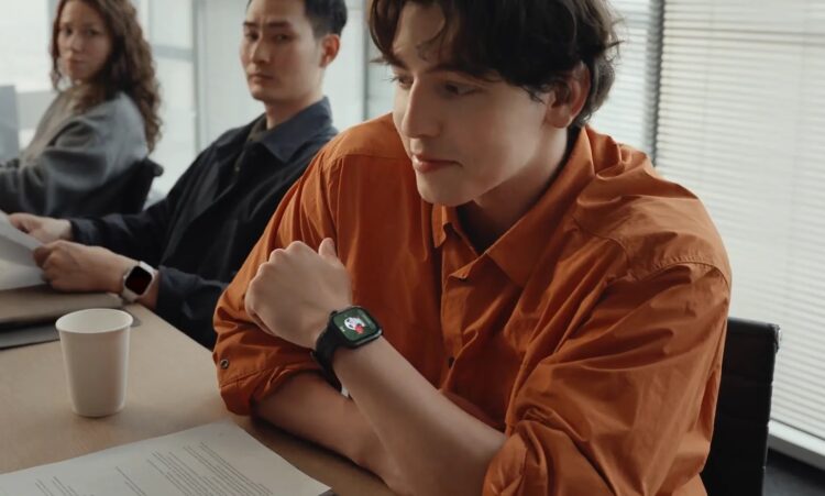 Тренироваться теперь помогает виртуальная панда. Изображение: HUAWEI. Фото.