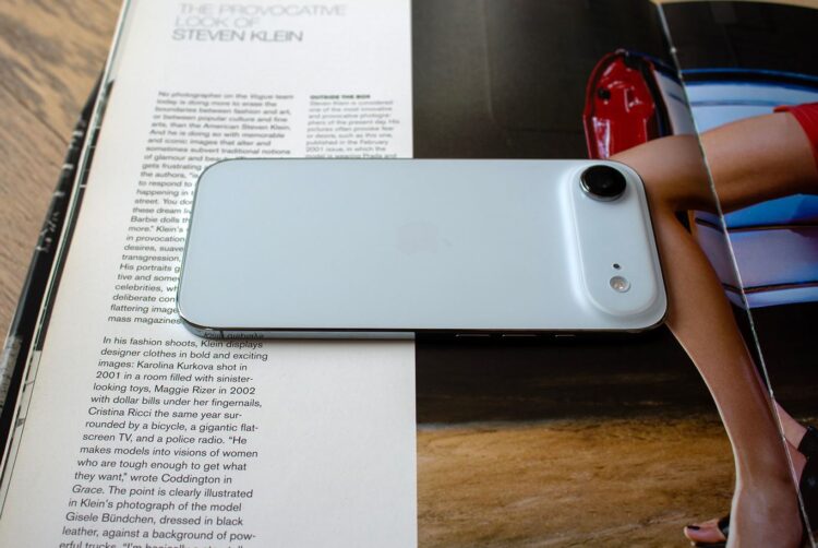 iPhone Air хоть и не стал хитом, все равно заслужил любовь покупателей. Фото.