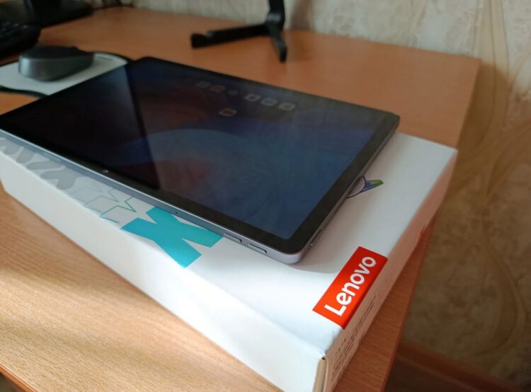 С такой скидкой планшет Lenovo точно не будет лишним в хозяйстве. Фото.