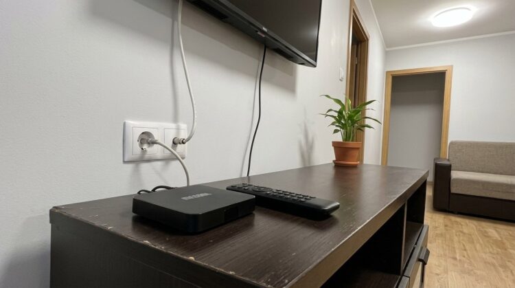 Еще одна отличная ТВ-приставка с Google TV на борту. Фото.