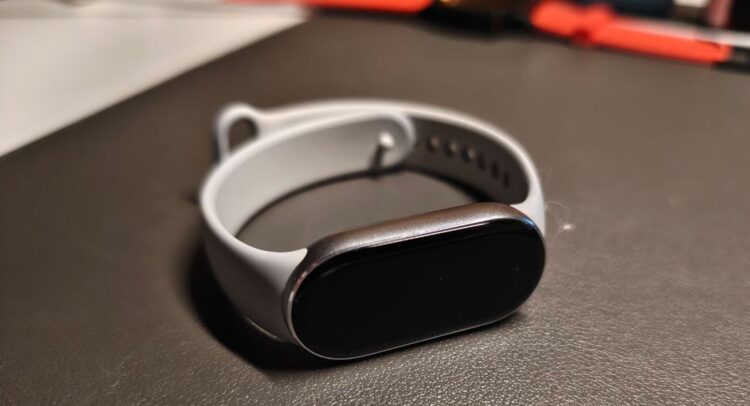 У Mi band 10 приятный наощупь корпус, который крайне сложно повредить. Фото.