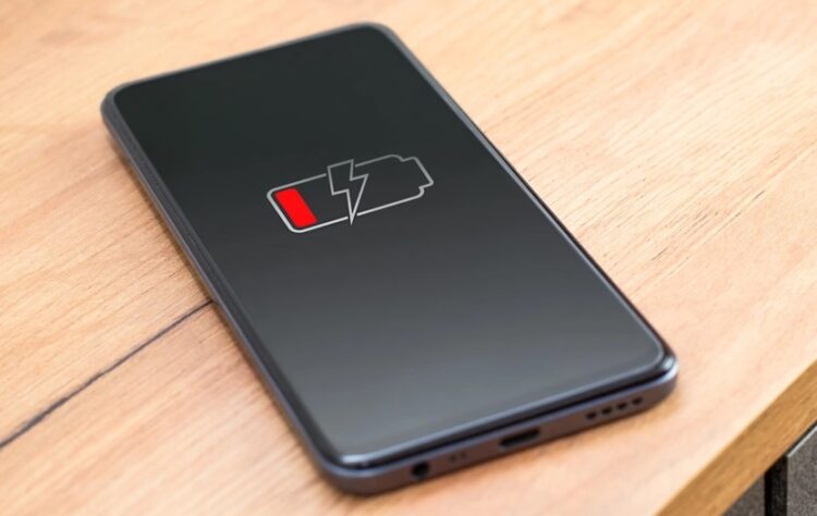 Полностью разряжать новый смартфон точно не нужно. Изображение: rbc.ru. Фото.