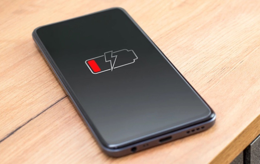 Полностью разряжать новый смартфон точно не нужно. Изображение: rbc.ru. Фото.