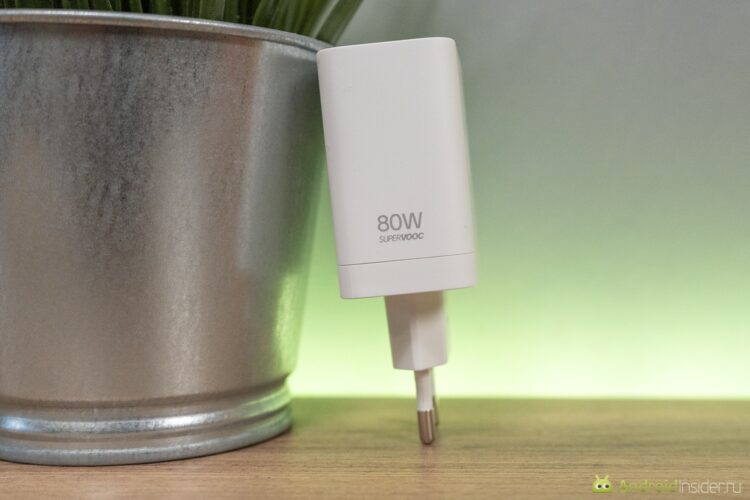Зарядка на 80 Вт в комплекте. Фото.
