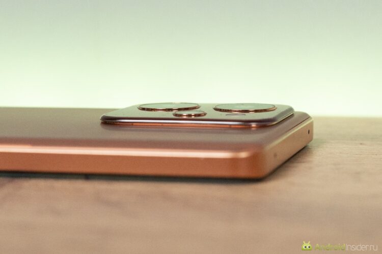 Из-за увеличенной толщины корпуса, камера почти не выпирает. Фото.