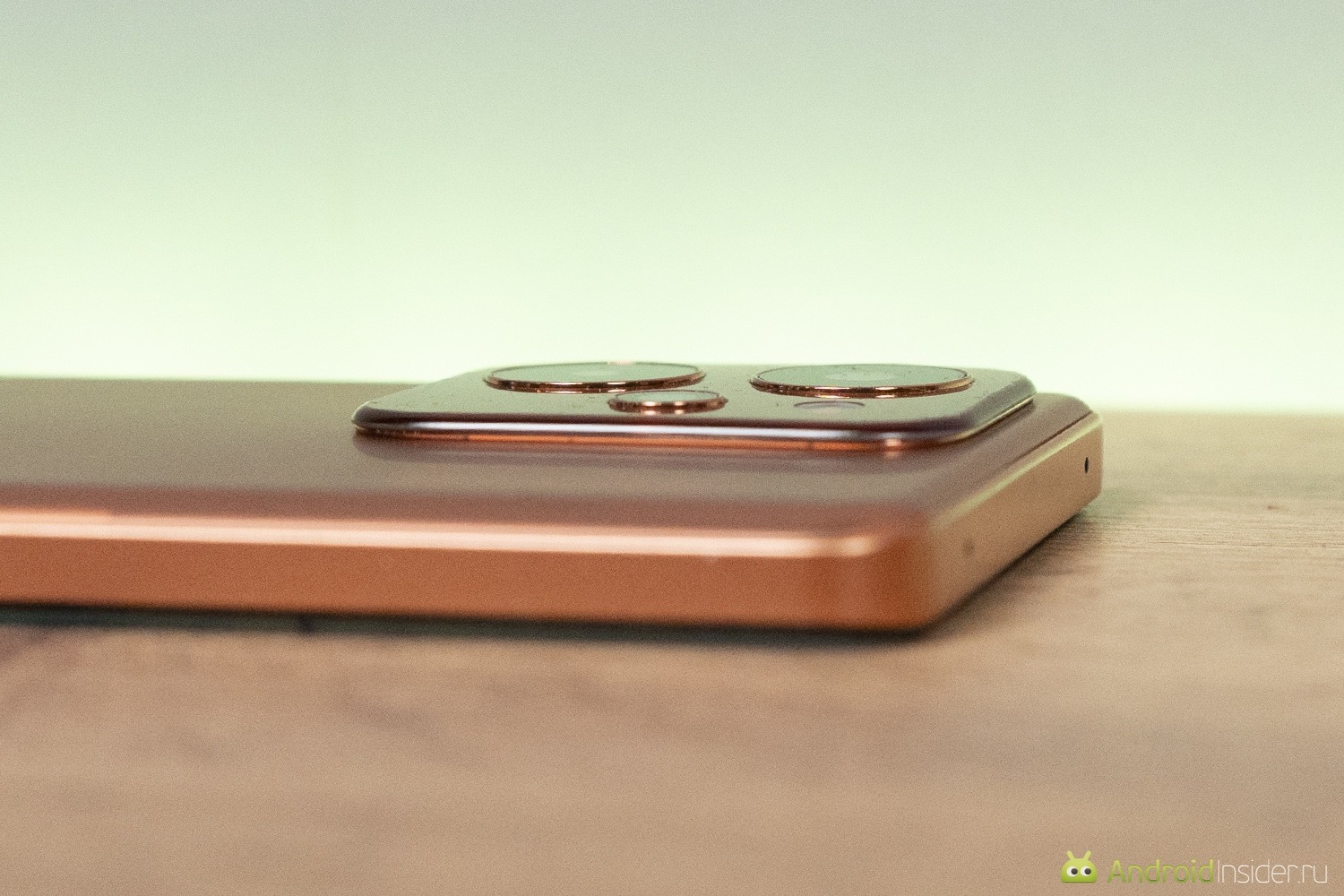 Из-за увеличенной толщины корпуса, камера почти не выпирает. Фото.