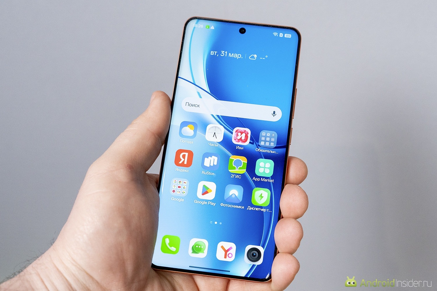 Экран яркий, а рамки узкие. Фото.