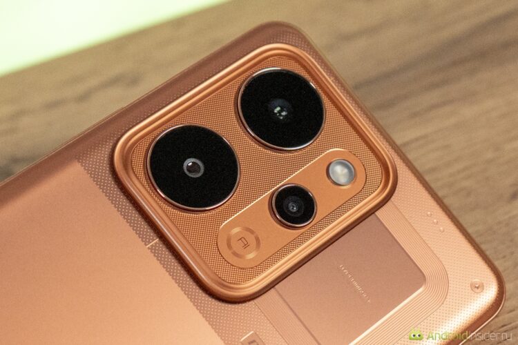 Основная камеры выглядит необычно. Идеальной ее назвать сложно, но вполне достойной — легко. Фото.