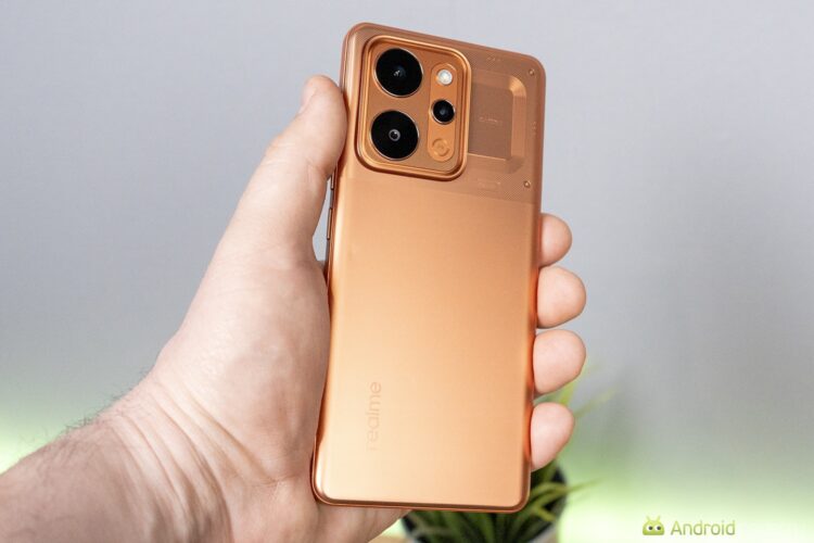 Несмотря на пластиковый корпус, смартфон греется меньше многих других. Фото.