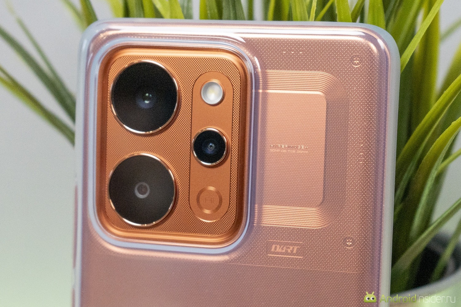 А чехол не так уж и сильно увеличивает толщину. Фото.