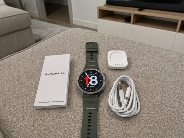 В комплекте с часами нет ничего особенного. Довольно скромно. Фото.