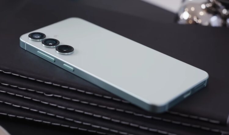 Обновление доступно владельцам флагманов и пары недорогих моделей. Изображение: Marques Brownlee. Фото.