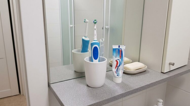 Щетка Oral-B — наверное, самая известная во всем мире. И надежная. Фото.