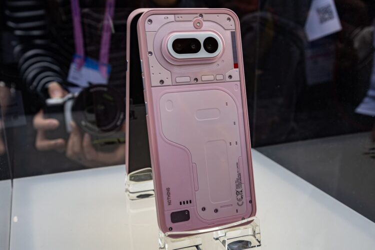 Смартфон обновился и внешне, и внутренне. Но хуже от этого он явно не стал. Фото.