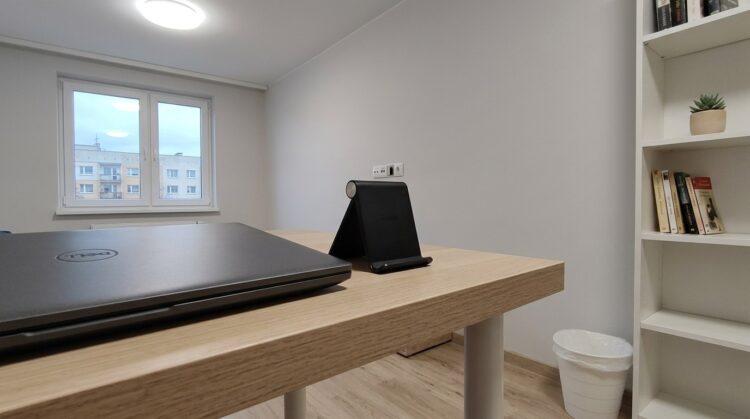 Подставка от UGREEN проста в использовании. А главное — выдерживает любой телефон и даже планшет. Фото.