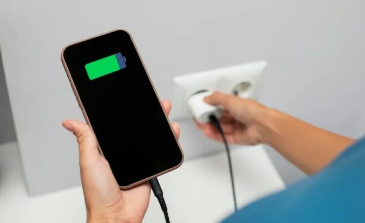 Возможно, смартфон требует зарядки. Изображение: ru.freepik.com. Фото.