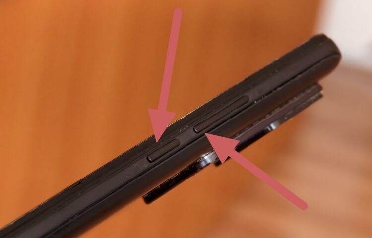 Иногда нужно зажать две кнопки. Фото.