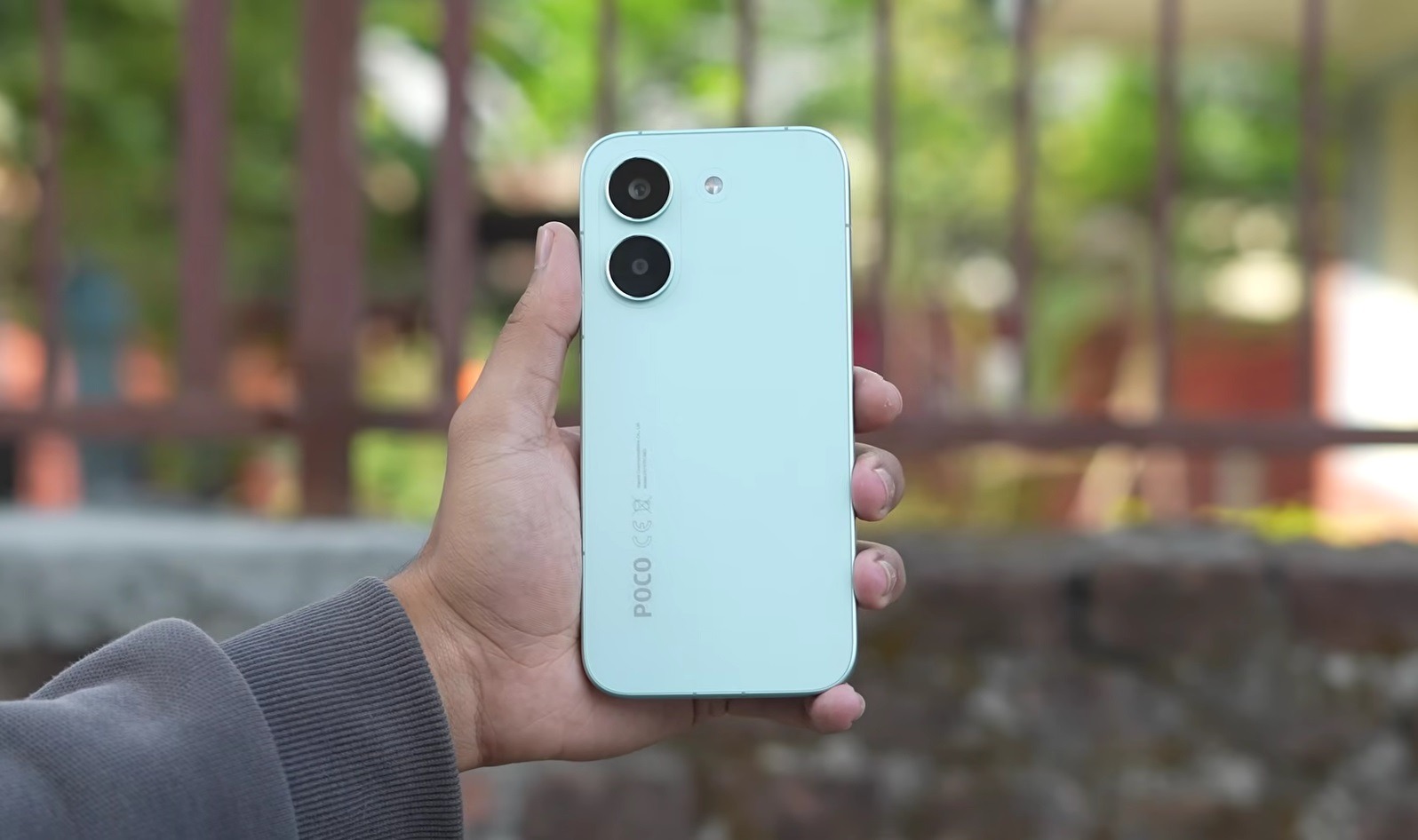 POCO X8 Pro — относительно компактный смартфон. Изображение: Pratima Adhikari. Фото.