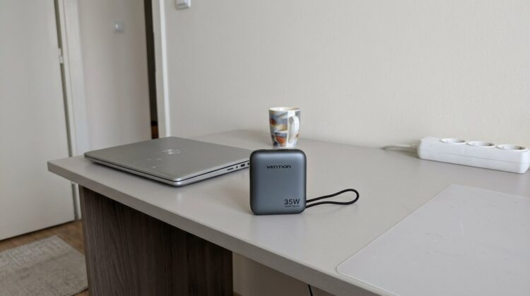 В портативку встроен кабель для забывчивых. А еще она очень маленькая — помещается даже в карман! Фото.