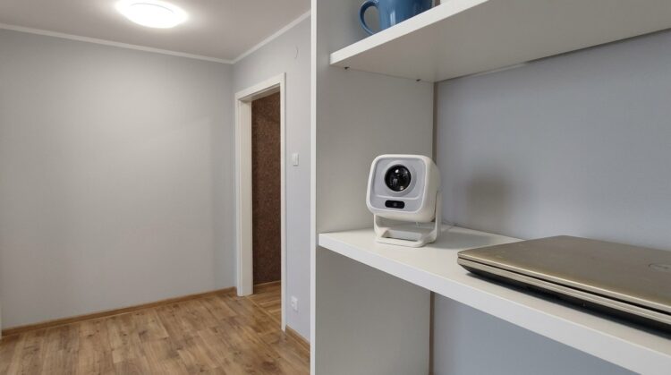 Иногда проектор со Смарт ТВ — лучшее решение. Фото.