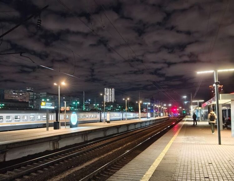 В вечернее время фото получаются неплохими благодаря ночному режиму. Фото.