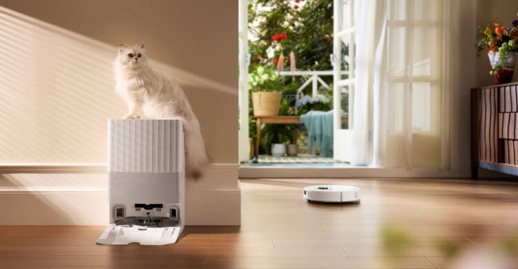 Робот-пылесос убирается сам и вдобавок чистит сам себя. Фото.