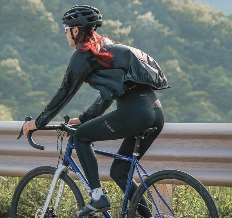 Ветровка идеально подойдет не только для спорта, но и для обычных прогулок. Фото.