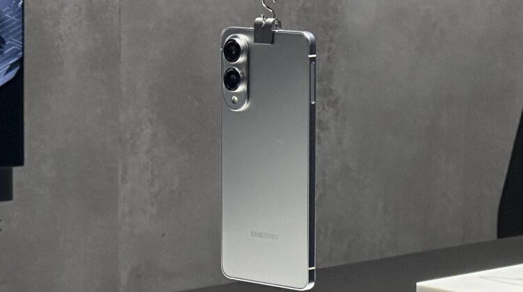 Смартфон стал первопроходцем на рынке. Но увы — провалился. Фото.